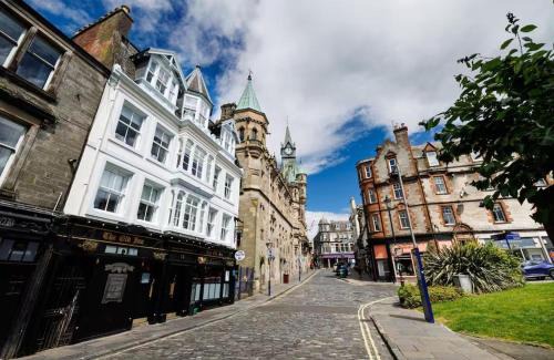 Dunfermline Apartment | Stylish 2-Bed Apartment in the Heritage Quarter