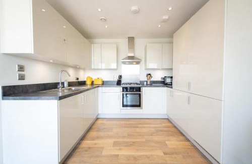 Crawley Apartment | Modern 2 Bed Apartment in Crawley - Child Friendly & Cozy