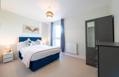 Crawley Apartment | Modern 2 Bed Apartment in Crawley - Child Friendly & Cozy