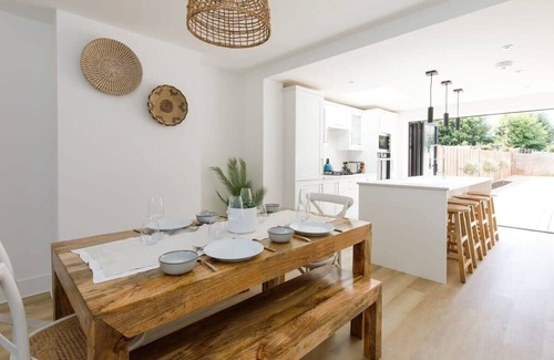 Chichester House | Perfect 2 Bed City Retreat with Breakfast & Kitchen Access
