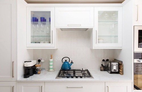 Chichester House | Perfect 2 Bed City Retreat with Breakfast & Kitchen Access