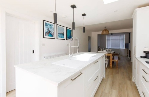 Chichester House | Perfect 2 Bed City Retreat with Breakfast & Kitchen Access