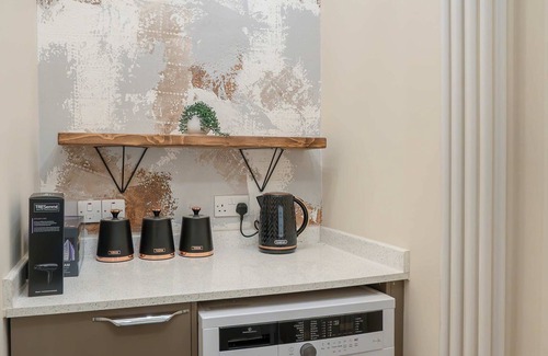Arniston Apartment | Stylish 2 Bed Flat-free Parking