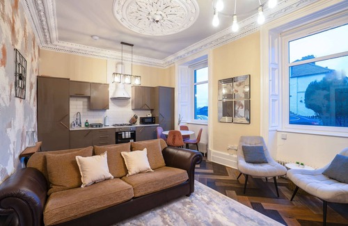 Arniston Apartment | Stylish 2 Bed Flat-free Parking