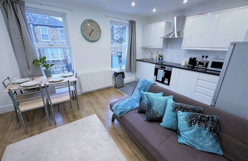 Lewisham Apartment | Modern 2-Bed Flat Near Lewisham Station with Spa Amenities
