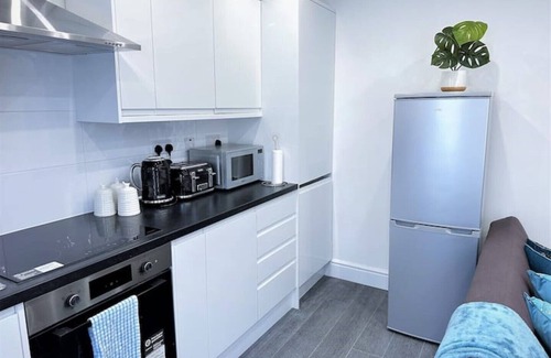 Lewisham Apartment | Modern 2-Bed Flat Near Lewisham Station with Spa Amenities