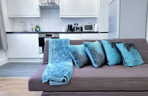 Lewisham Apartment | Modern 2-Bed Flat Near Lewisham Station with Spa Amenities