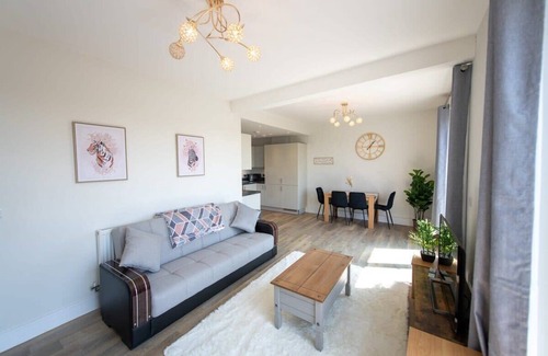 Crawley Apartment | Modern 2 Bed Apartment in Crawley - Perfect for Families