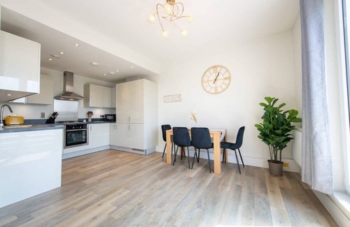 Crawley Apartment | Modern 2 Bed Apartment in Crawley - Perfect for Families