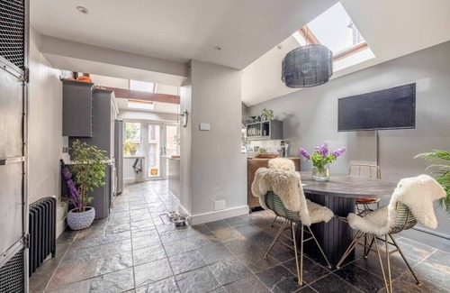 Windsor House | Modern 2-Bed House with Office and Private Garden Retreat