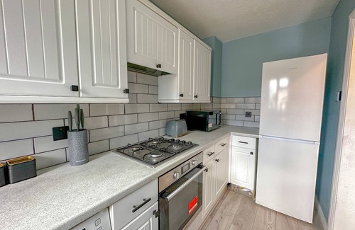 Gravesend House | Modern 2 Bed House with Free Parking for Families