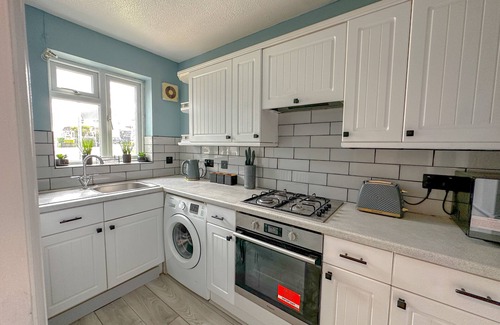 Gravesend House | Modern 2 Bed House with Free Parking for Families