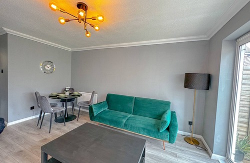 Gravesend House | Modern 2 Bed House with Free Parking for Families