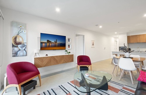 Taylor Apartment | Stylish 2-Bed Townhouse with Balcony