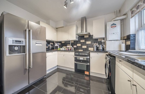 Greenwich West Apartment | Stylish 2-bedroom flat with fast links to Canary Wharf & the City