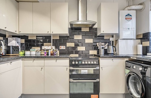 Greenwich West Apartment | Stylish 2-bedroom flat with fast links to Canary Wharf & the City