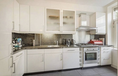Rijnbuurt Apartment | Stylish 2-Bedroom Apartment with Balcony in Trendy Amsterdam-Zuid