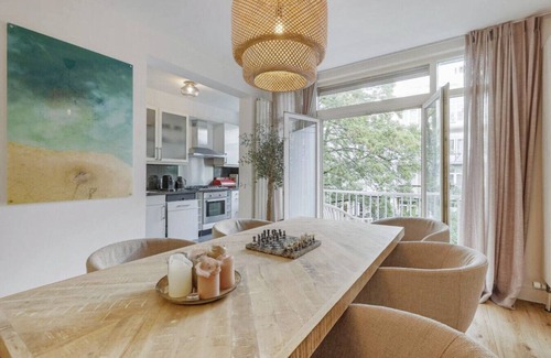 Rijnbuurt Apartment | Stylish 2-Bedroom Apartment with Balcony in Trendy Amsterdam-Zuid
