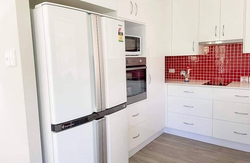 Hodgson Vale House | Elegant 2 Bedroom Guesthouse with Kitchen & Family Appeal