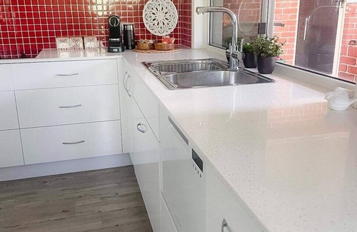 Hodgson Vale House | Elegant 2 Bedroom Guesthouse with Kitchen & Family Appeal