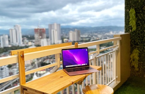 Project 4 Condo | Stylish 2-bedroom condo FAST WIFI Free Parking