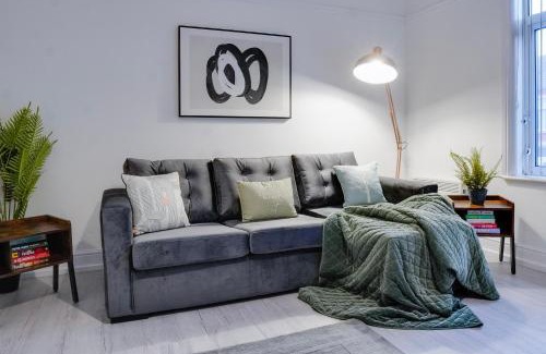 Birkenhead Apartment | Modern 2-Bedroom Flat Near Liverpool with Hot Tub Access