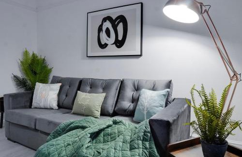 Birkenhead Apartment | Modern 2-Bedroom Flat Near Liverpool with Hot Tub Access