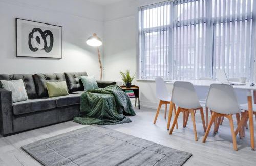 Birkenhead Apartment | Modern 2-Bedroom Flat Near Liverpool with Hot Tub Access