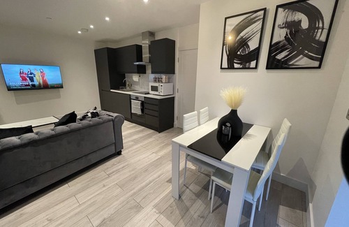 Fairfield Apartment | Modern 2 Bedroom Flat with Spa & Breakfast in South Croydon