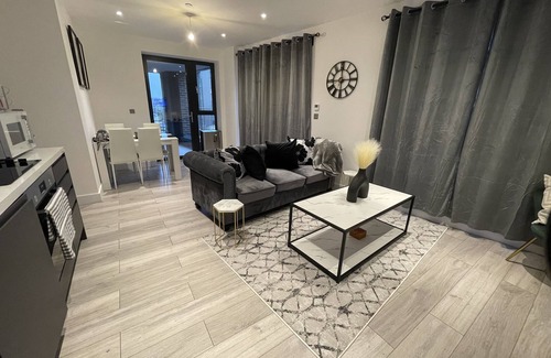 Fairfield Apartment | Modern 2 Bedroom Flat with Spa & Breakfast in South Croydon
