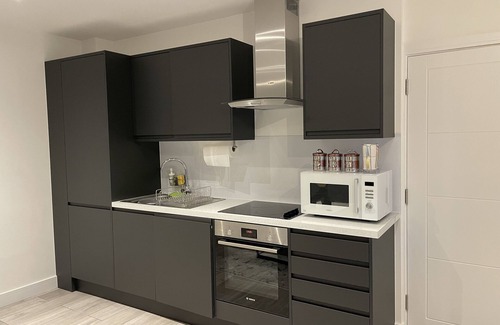 Fairfield Apartment | Modern 2 Bedroom Flat with Spa & Breakfast in South Croydon