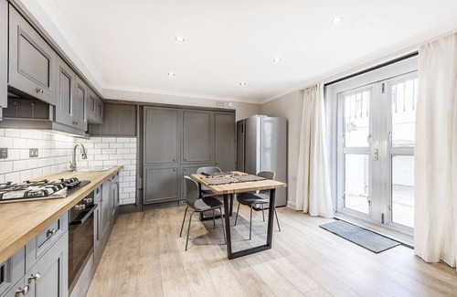 Brompton & Hans Town Apartment | Chic 2 Bedroom Flat in Knightsbridge with Spa & Breakfast