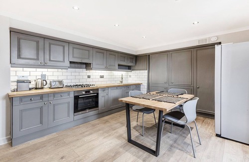 Brompton & Hans Town Apartment | Chic 2 Bedroom Flat in Knightsbridge with Spa & Breakfast