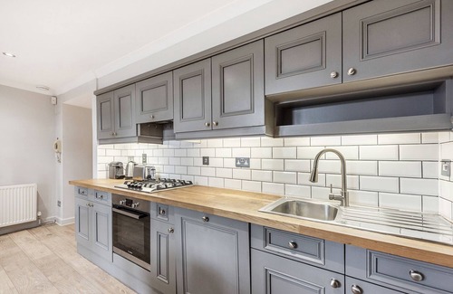 Brompton & Hans Town Apartment | Chic 2 Bedroom Flat in Knightsbridge with Spa & Breakfast
