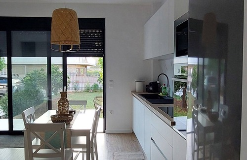 Katakali Cottage | Stylish 2-bedroom apartment. Ideal for a family of 4 or 5; or for two couples.