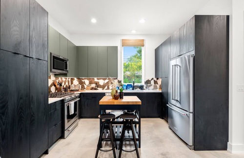 South Manchaca House | Discover Jester's Court: Family-Friendly & Pet Welcoming
