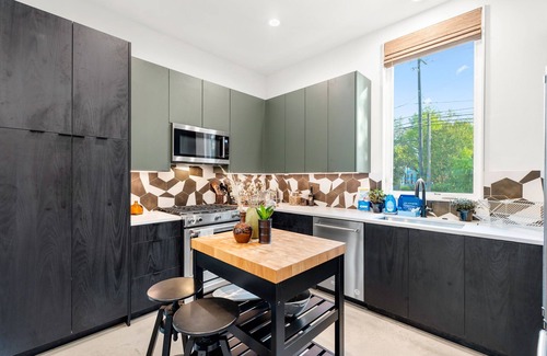 South Manchaca House | Discover Jester's Court: Family-Friendly & Pet Welcoming
