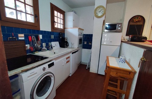 Argeles Plage Apartment | Cozy 2-Bedroom Apartment in Argelès-sur-Mer with Pool