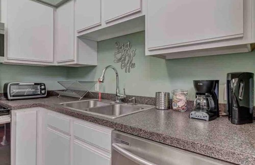 Springfield Apartment | Pet-Friendly 2 BR Apartment - Ideal for Relaxing Getaways