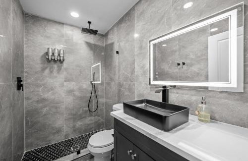 Houston Heights Apartment | Modern 2-BR Retreat in Heights with Pool & Pet-Friendly