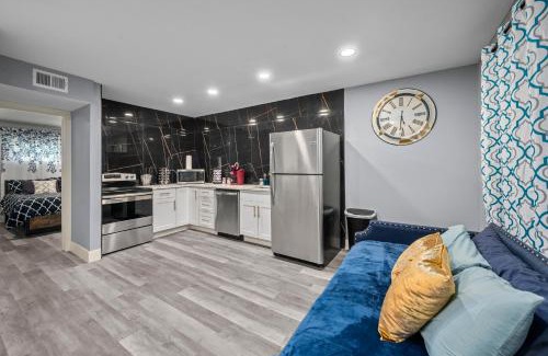 Houston Heights Apartment | Modern 2-BR Retreat in Heights with Pool & Pet-Friendly