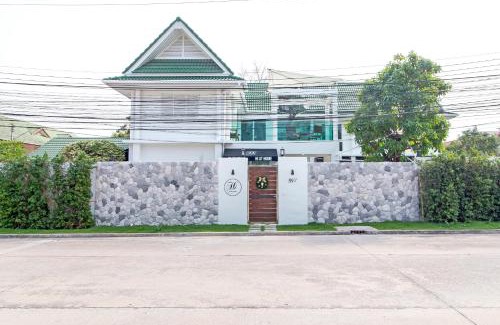 Nong Prue Villa | Elegant Oceanfront 2-Villa Getaway by Hi At Home