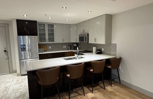 Downtown Halifax Apartment | Stylish 2B/2B Downtown w/parking