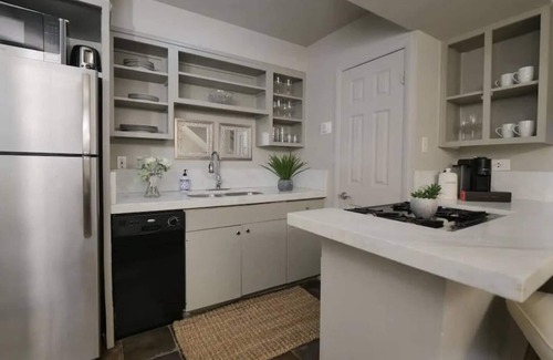 Old East Dallas Condo | Pet-Friendly 2BD Condo in Serene Neighborhood Oasis