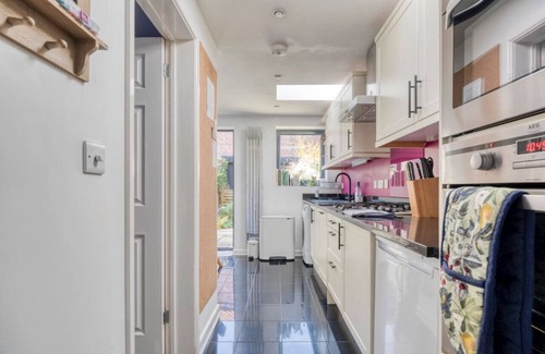Oxford House | Modern 2BD Retreat with Private Garden and Sauna