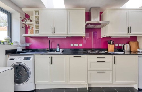 Oxford House | Modern 2BD Retreat with Private Garden and Sauna