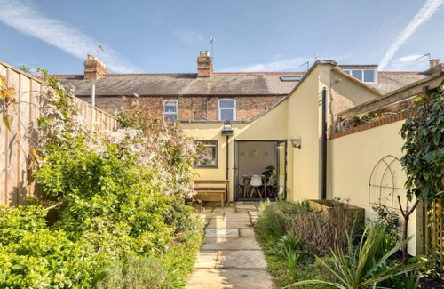 Oxford House | Modern 2BD Retreat with Private Garden and Sauna