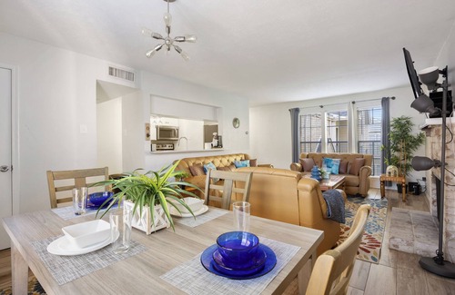 Far North Dallas Condo | Modern 2-Bedroom Retreat in Gated Community - Pet Friendly