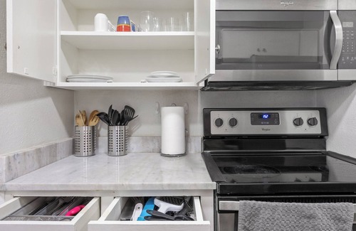 Far North Dallas Condo | Modern 2-Bedroom Retreat in Gated Community - Pet Friendly