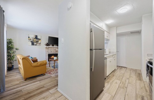 Far North Dallas Condo | Modern 2-Bedroom Retreat in Gated Community - Pet Friendly